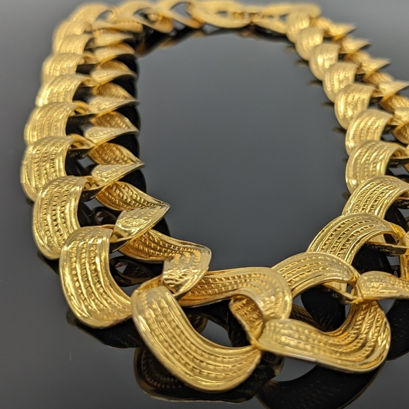 Vintage Textured Shiny Link Gold Tone Collar Necklace - Picture 8 of 8